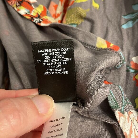 Torrid Gray Floral Super Soft Knits Faux Wrap Chic Romantic Blouse Size 0 - Picture 9 of 9